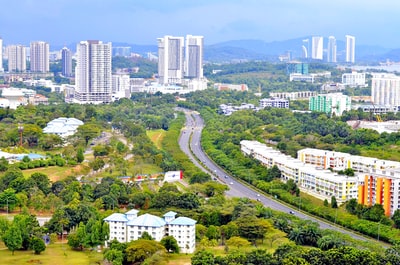 白天的俯瞰城市建筑
